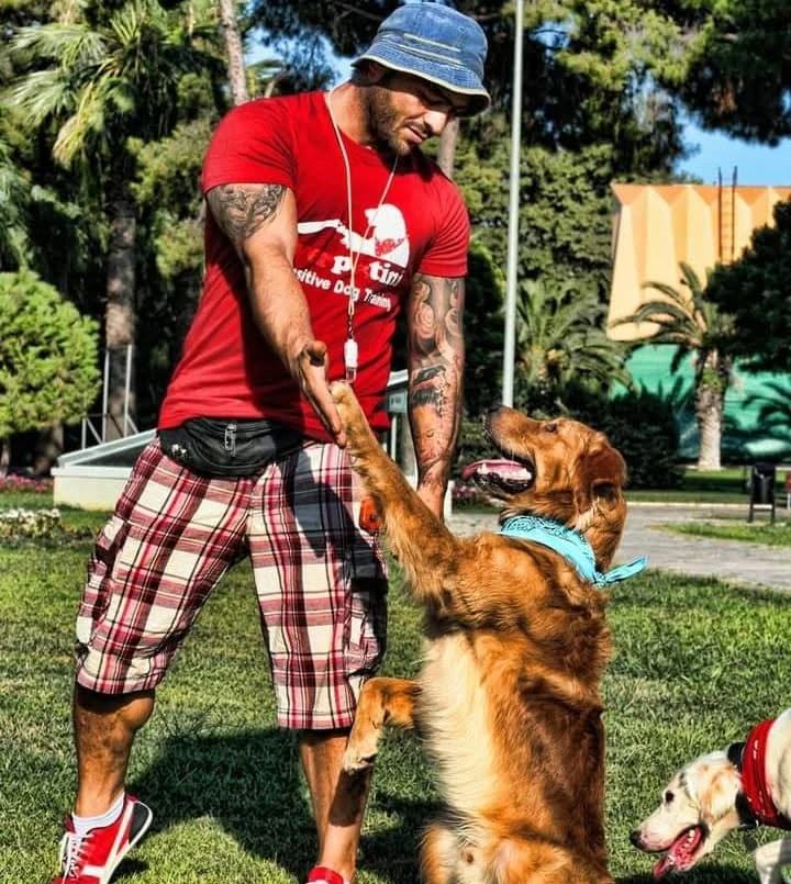Hakan Dinçer bir köpekle açık alanda çalışırken